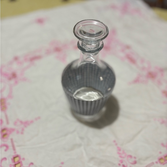 Vintage Stylish Glass Decanter with Checkered Design - Picture 3 of 7